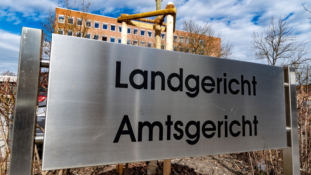 Ein Schild mit der Aufschrift «Landgericht, Amtsgericht» steht vor dem Gerichtsgebäude.