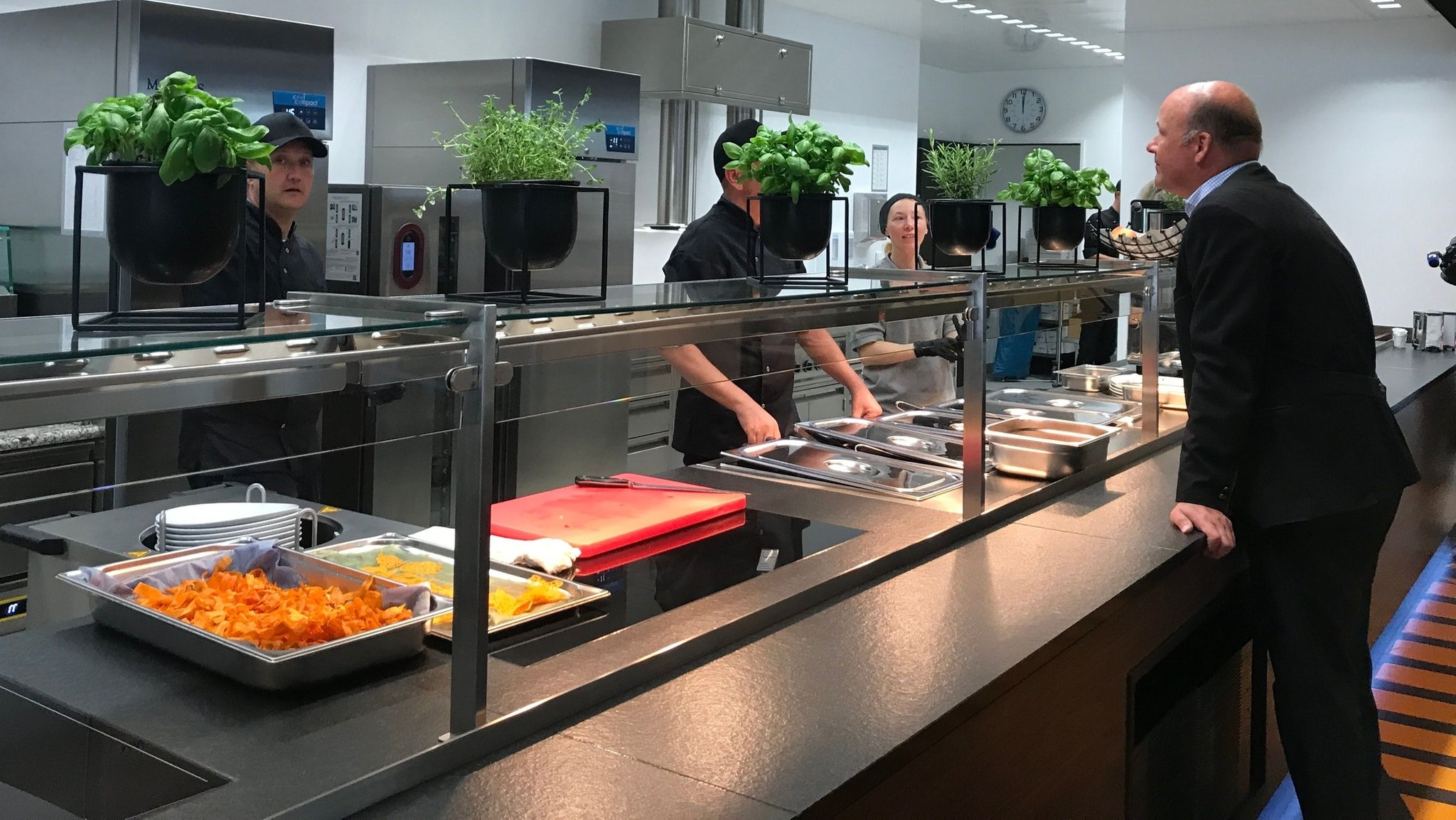 Bezirkstagspräsident Martin Seiler beim Probessen in der Kantine des Bezirks Schwaben, in der die Hälfte des Personals eine Behinderung hat.