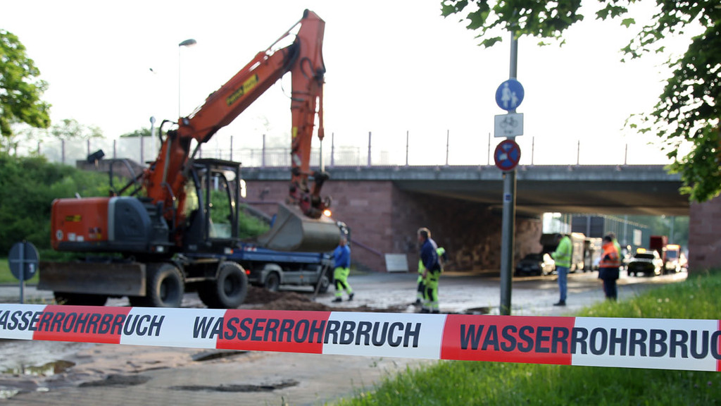 Ein Wasserrohrbruch sorgt seit den frühen Morgenstunden im Aschaffenburger Stadtteil Leider für Verkehrsbehinderungen. 