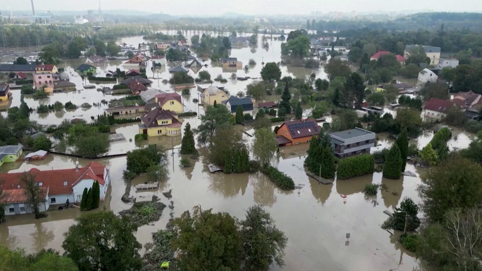 In Bayern entspannt sich die Hochwasserlage - anders sieht es weiter in Österreich und Polen aus.