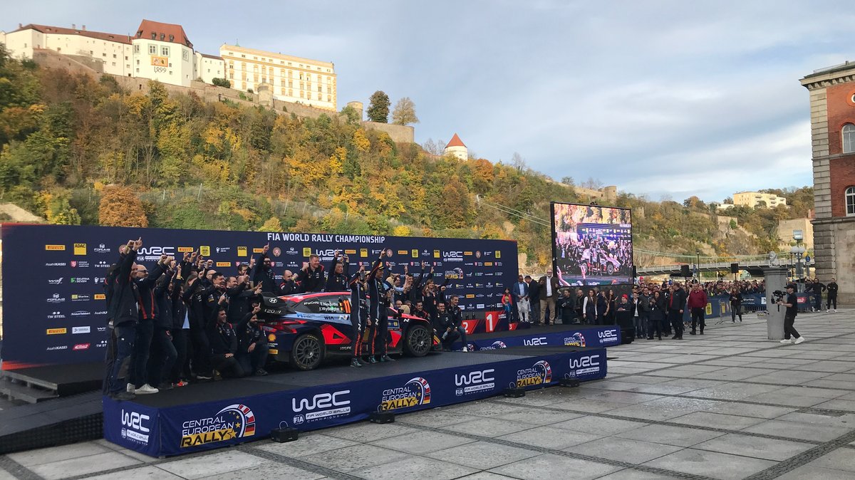 Das Team des belgischen Etappen-Siegers Thierry Neuville (Hyundai) steht in Passau vor der Kulisse der Veste Oberhaus.