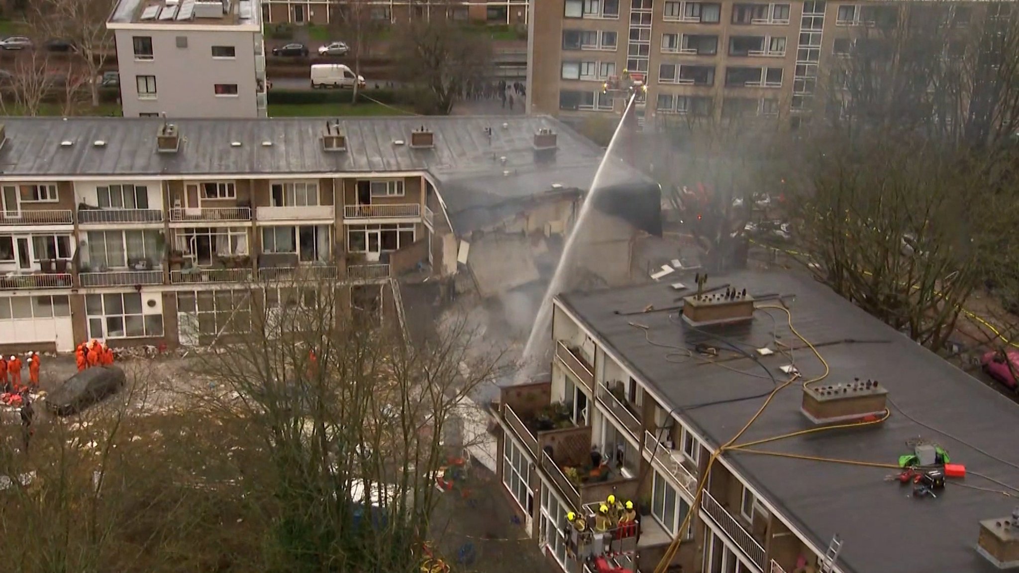 Eine Explosion in einem Mehrfamilienhaus der niederländischen Stadt Den Haag hat am Samstag mindestens drei Menschen getötet. 