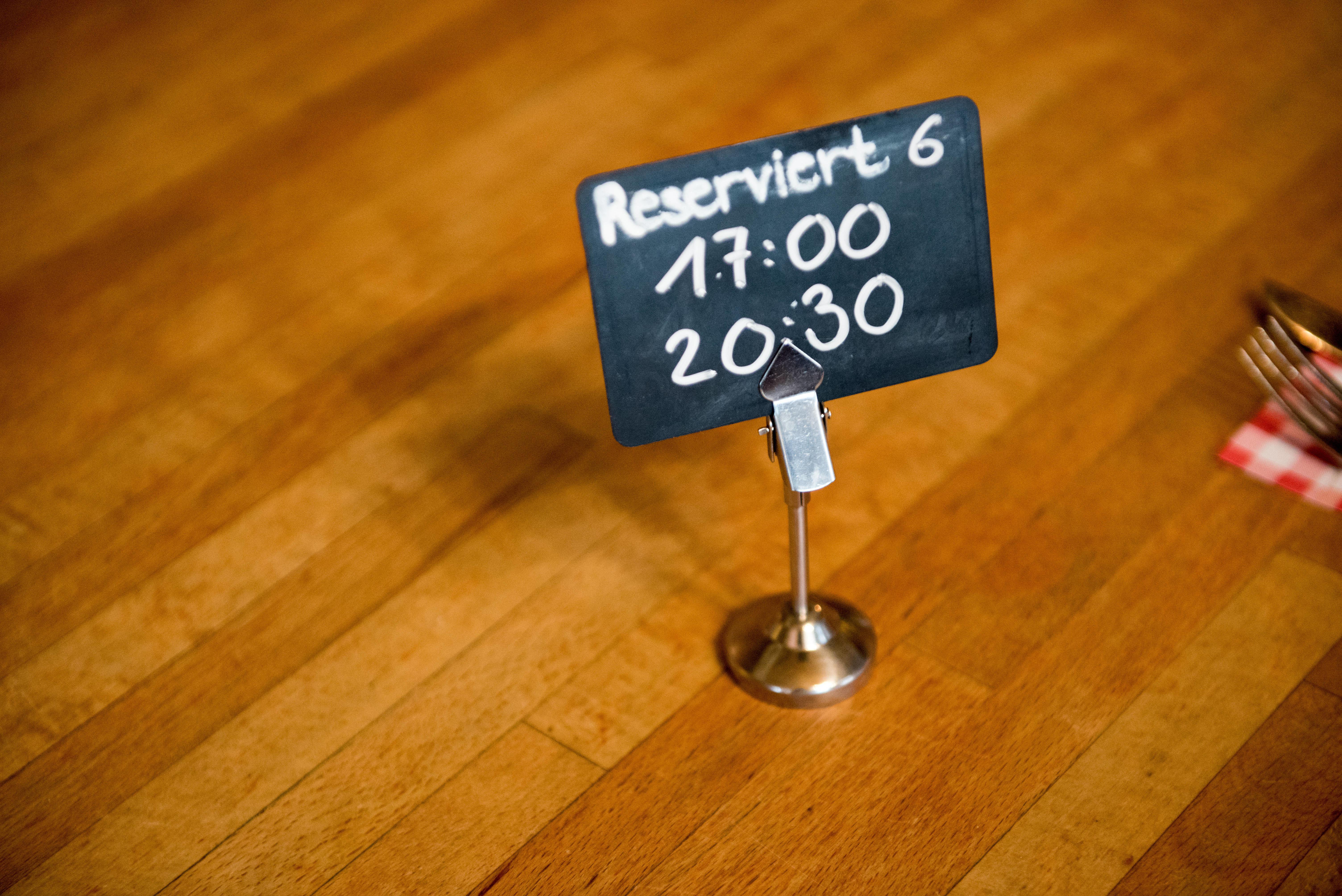 Ein Reservierungsschild in einem Münchner Gasthaus. 