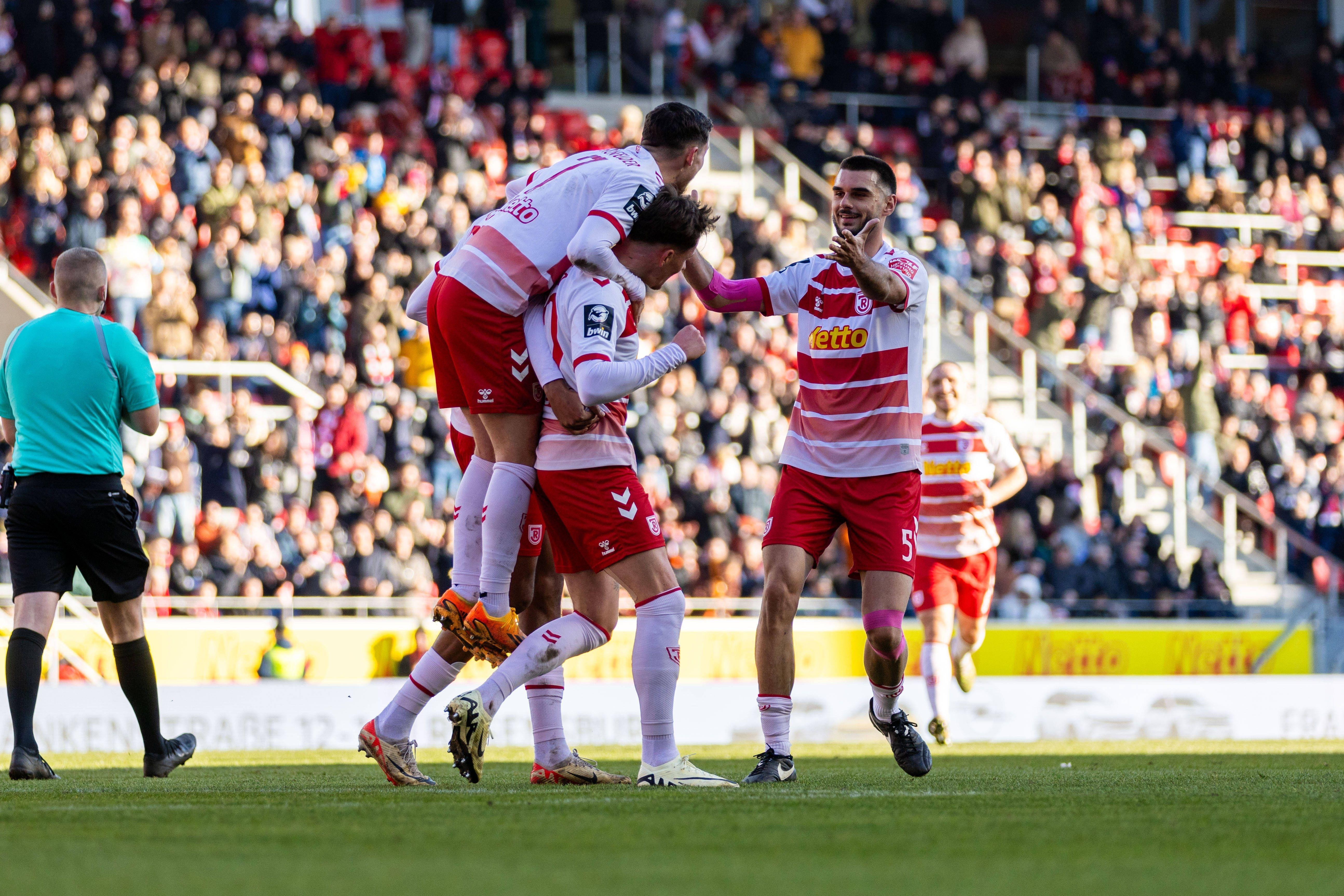 Torjubel bei Spielern des SSV Jahn Regensburg