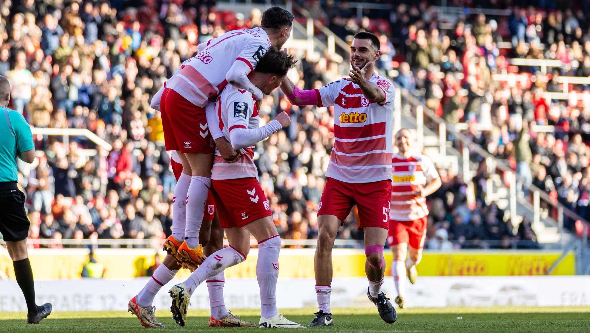 Torjubel bei Spielern des SSV Jahn Regensburg