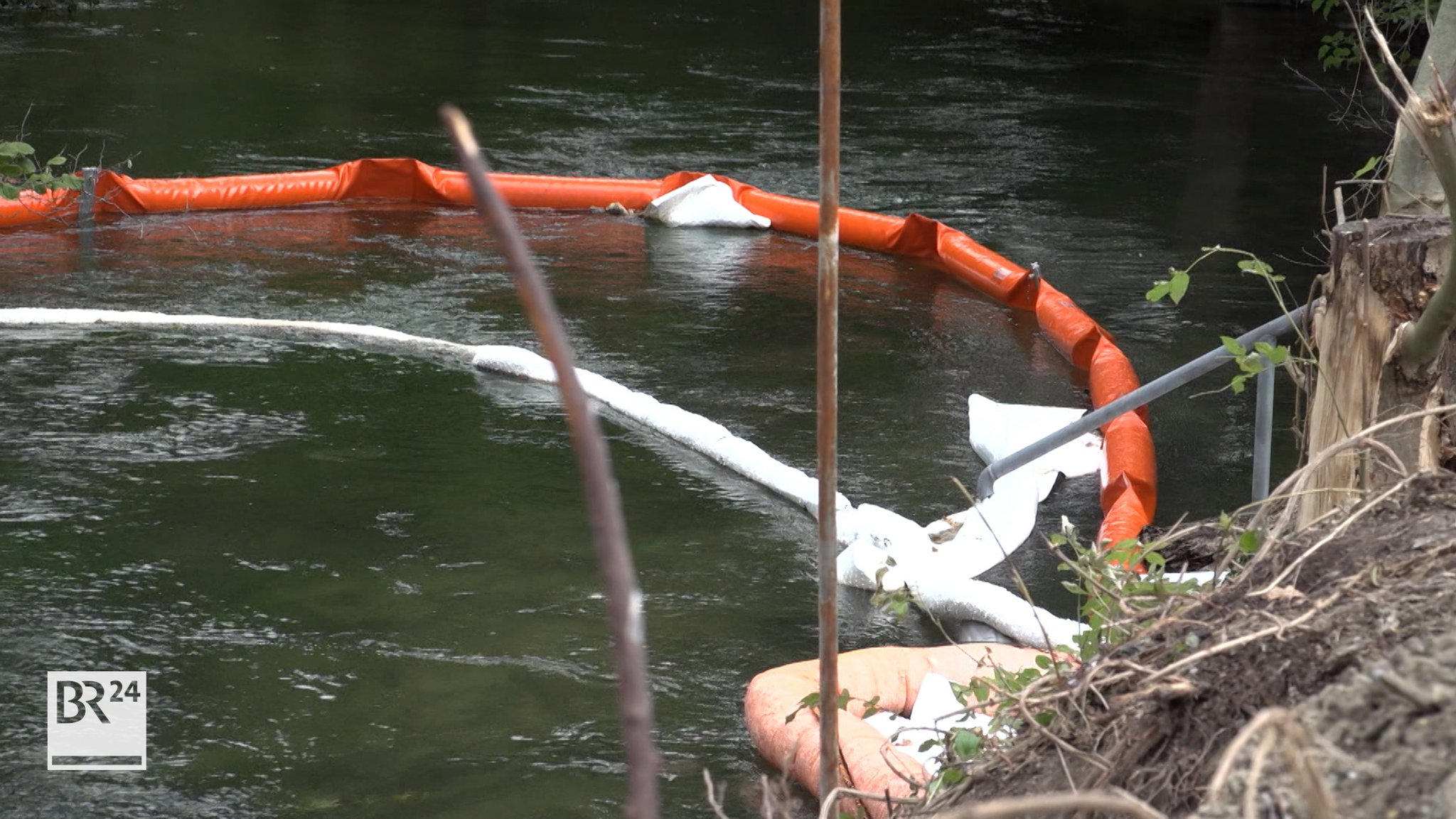 Bis zu 50.000 Liter Heizöl sind einer Schätzung zufolge aus einer defekten Leitung in Plattling im Landkreis Deggendorf ausgelaufen.