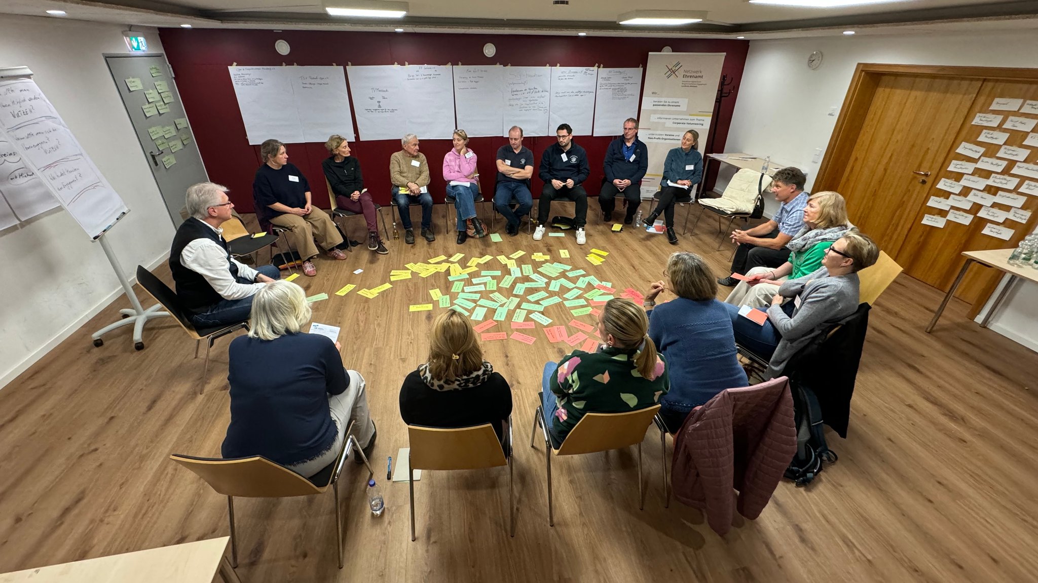 Vereinscoaching in Miesbach: Acht Vereine lassen sich von Coach Michael Blatz beraten. Dazu gehören Tipps, Austausch und Strategieentwicklung