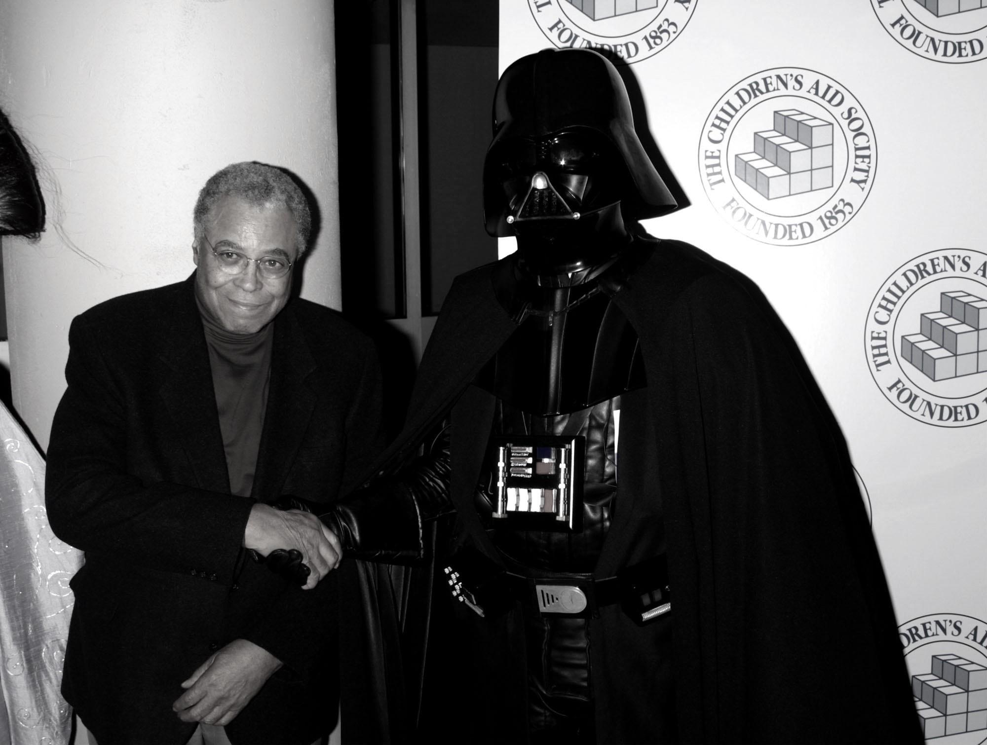Er verlieh Darth Vader in Star Wars seine Stimme: Der US-amerikanische Charakterdarsteller James Earl Jones ist gestorben. 
