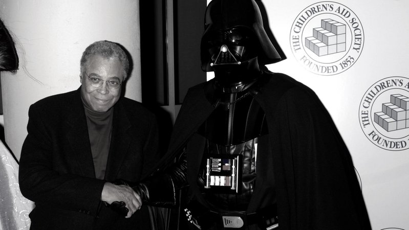 Er verlieh Darth Vader in Star Wars seine Stimme: Der US-amerikanische Charakterdarsteller James Earl Jones ist gestorben. | Bild: picture alliance / ZUMAPRESS.com | Nancy Kaszerman Er verlieh Darth Vader in Star Wars seine Stimme: Der US-amerikanische Charakterdarsteller James Earl Jones ist gestorben.