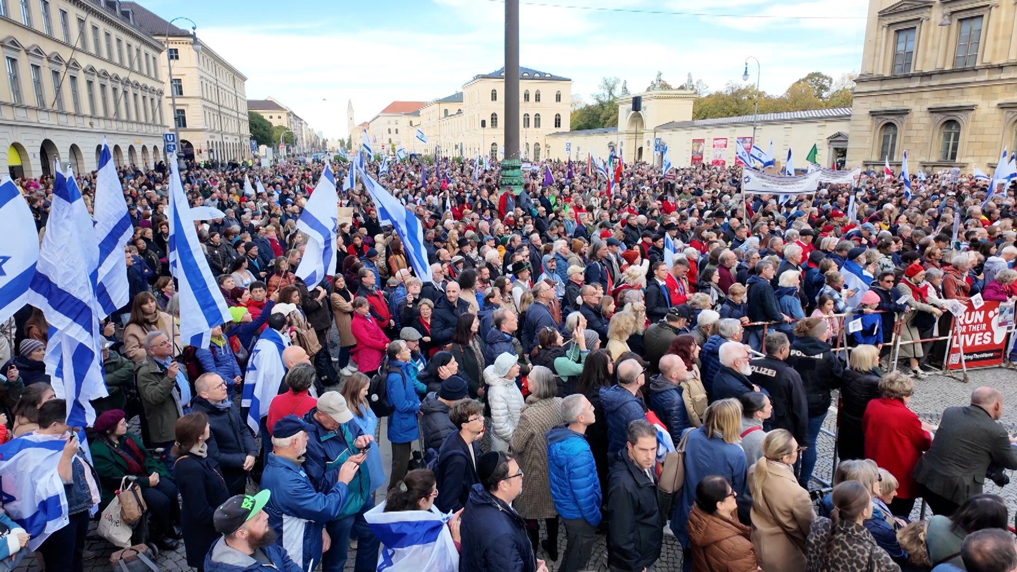 Mehrere Tausend Menschen sind in München dem Aufruf eines breiten Bündnisses gefolgt, um gemeinsam ein Zeichen gegen Antisemitismus zu setzen. 