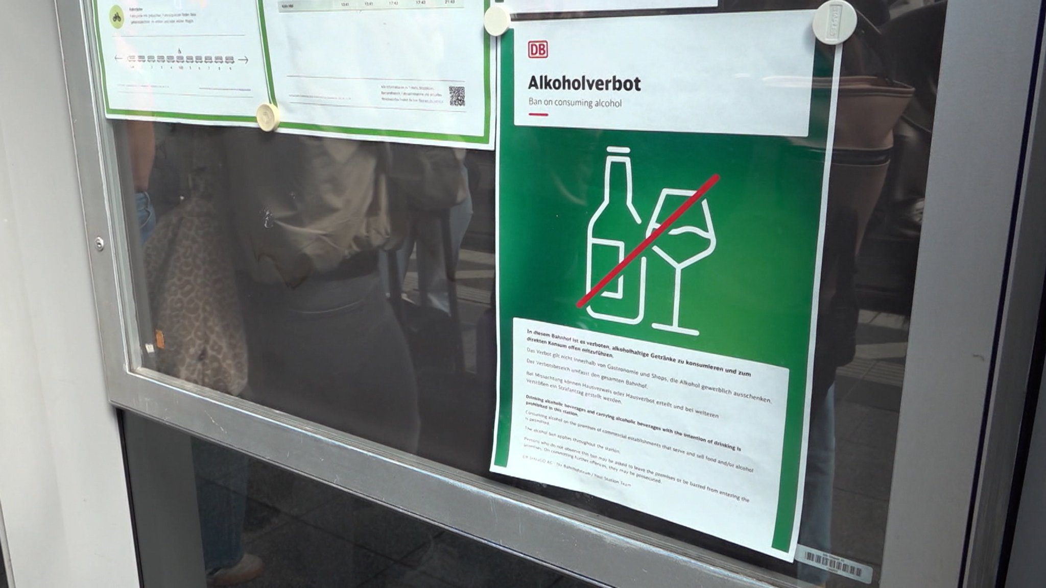 Die Deutsche Bahn verbietet das Trinken von Alkohol an allen deutschen Bahnhöfen.