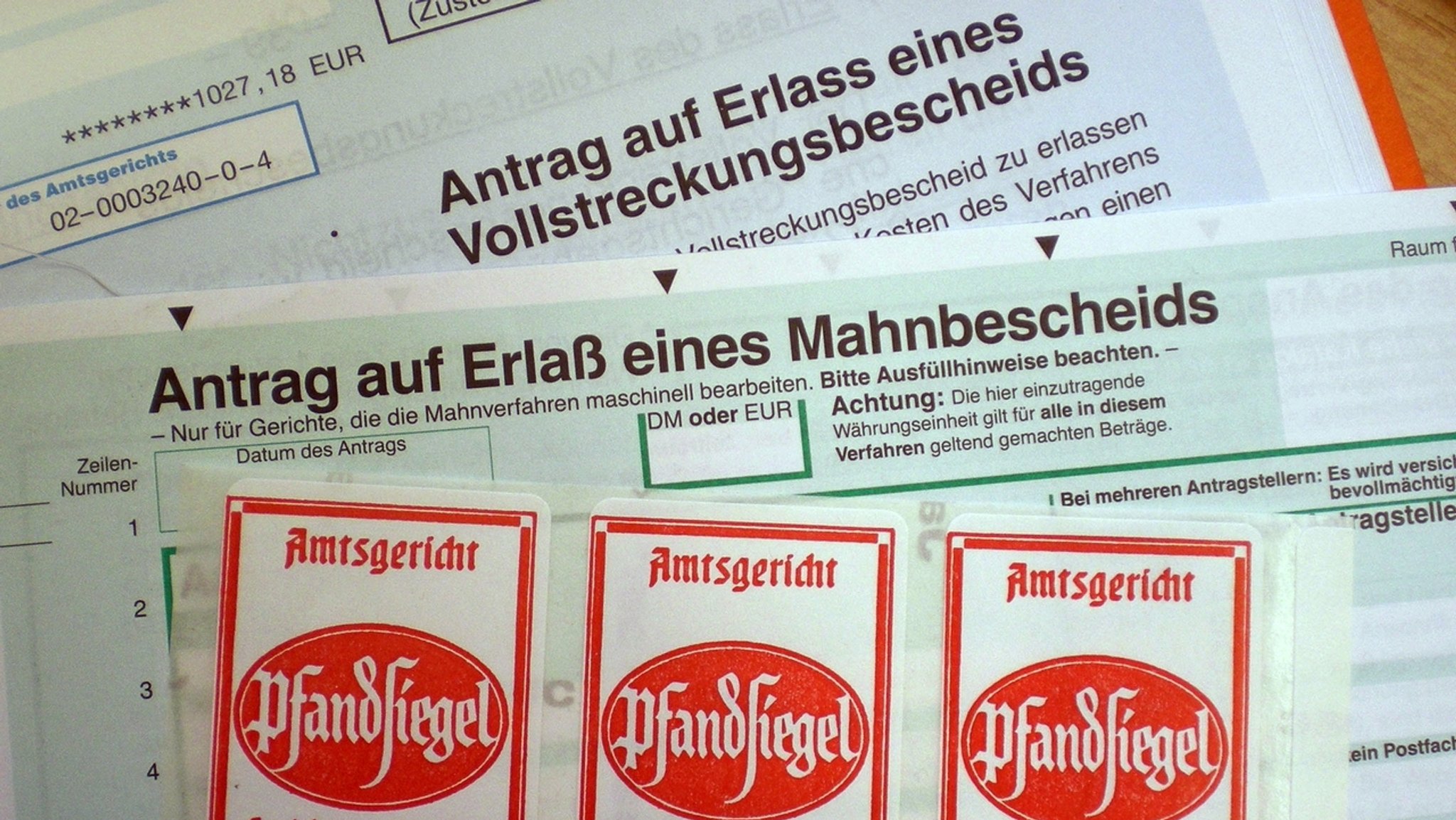 Amtsgerichts-Bescheide, Gerichtsvollzieher-Siegel | Bild: picture-alliance/dpa Amtsgerichts-Bescheide, Gerichtsvollzieher-Siegel