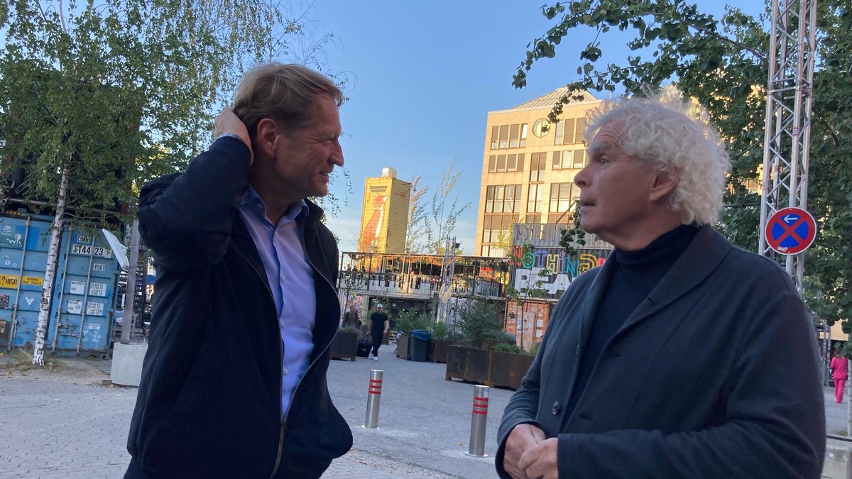 BR-Ex-Intendant Ulrich Wilhelm mit Sir Simon Rattle auf dem Werksgelände