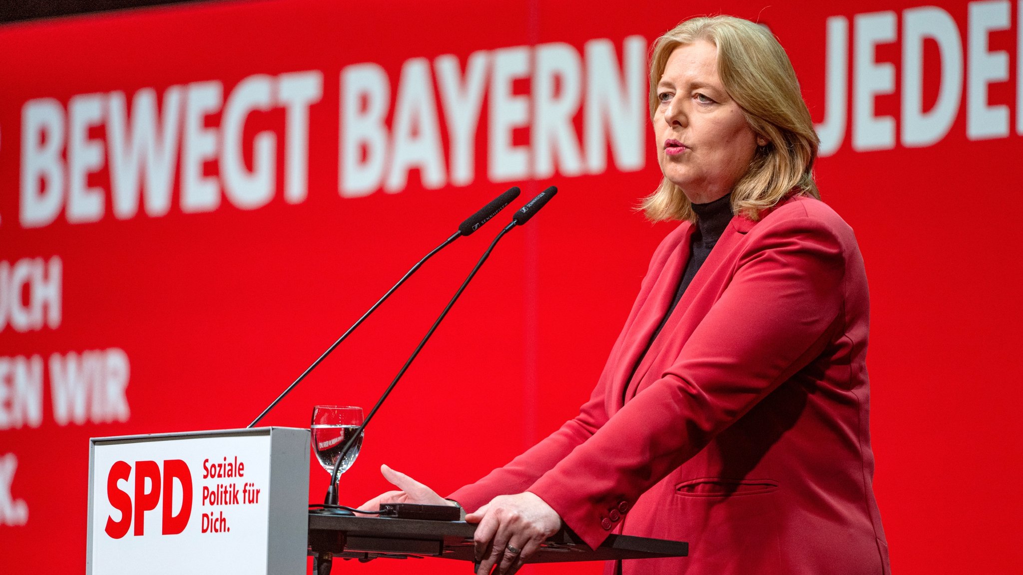 Bärbel Bas, Bundesministerin für Arbeit und Soziales und Co-Parteivorsitzende der SPD, spricht beim Landesparteitag der SPD in Landshut, Bayern.