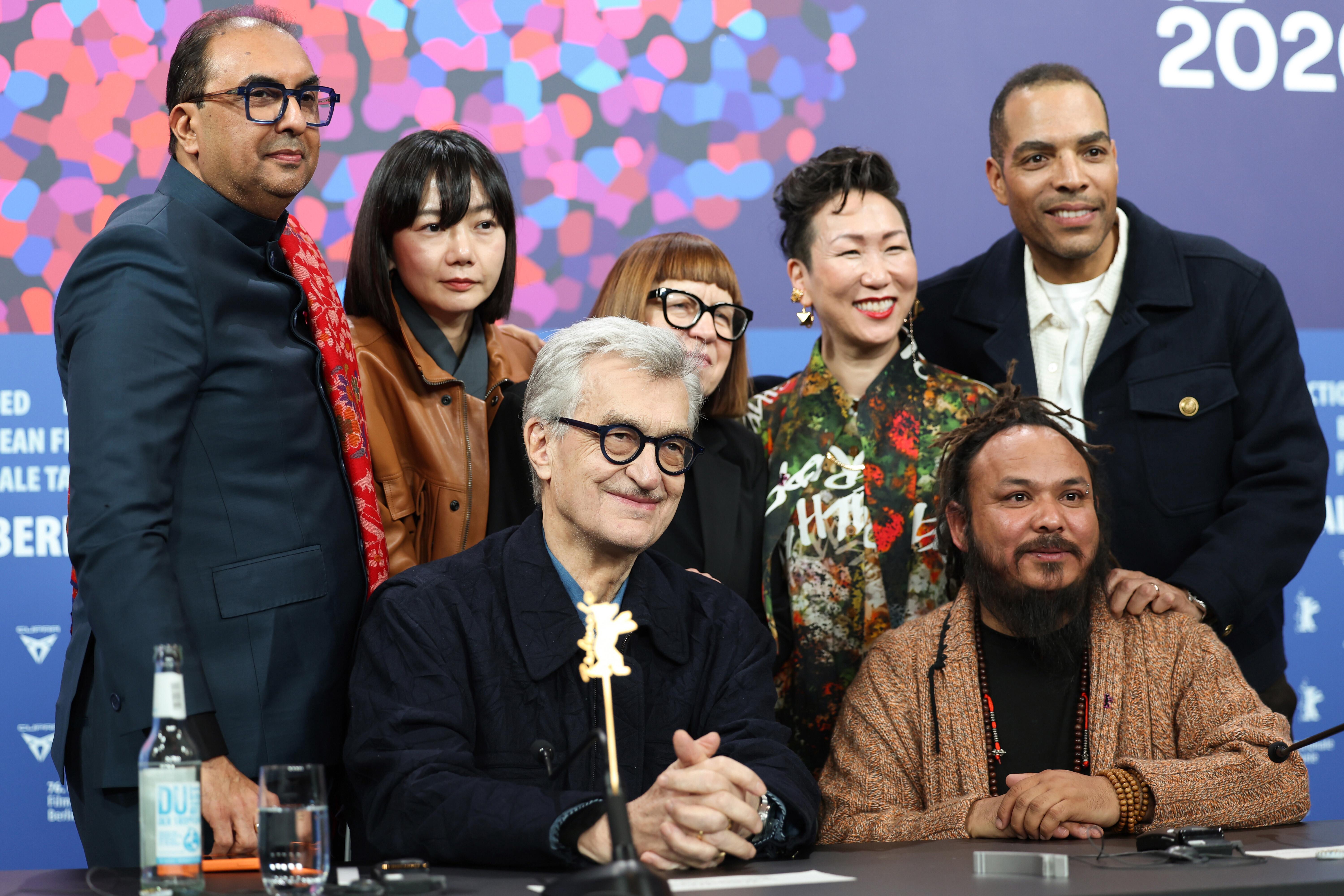 Die Jury der Berlinale bei einer Pressekonferenz | Bild:picture alliance / ZUMAPRESS.com | Marina Takimoto