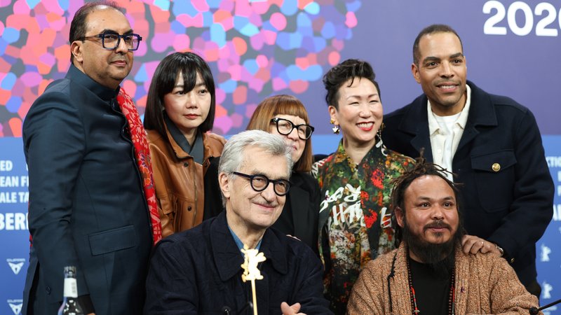 Die Jury der Berlinale bei einer Pressekonferenz | Bild: picture alliance / ZUMAPRESS.com | Marina Takimoto Die Jury der Berlinale bei einer Pressekonferenz