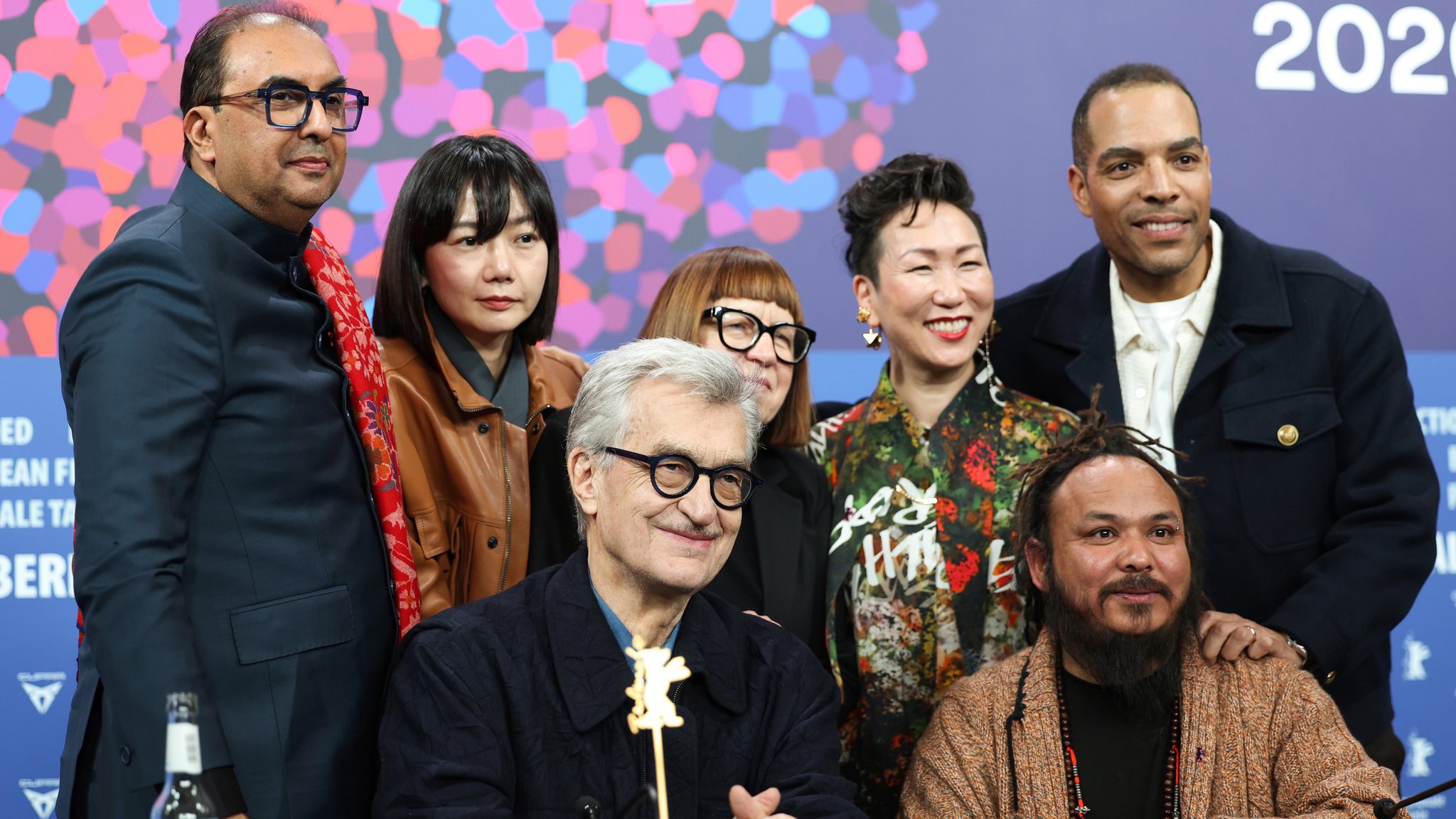 Die Jury der Berlinale bei einer Pressekonferenz | Bild: picture alliance / ZUMAPRESS.com | Marina Takimoto Die Jury der Berlinale bei einer Pressekonferenz
