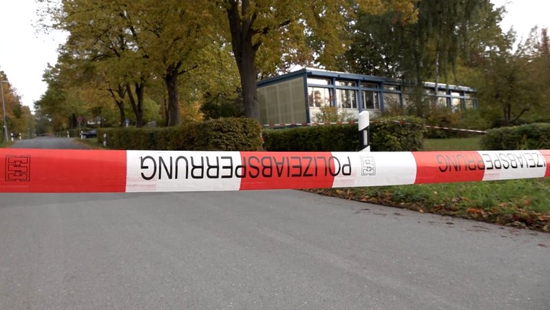 In Bayern sind am Dienstag erneut an mehreren Schulen Bombendrohungen eingegangen. Die Gebäude wurden vorsorglich geräumt oder Schüler und Lehrer noch vor dem Betreten des Gebäudes zurückgewiesen. Anschließend wurden die Schulen durchsucht.