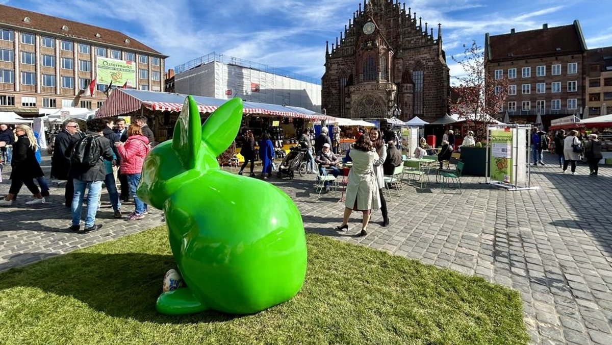 Ein grüner Hase aus Plastik steht zwischen den Buden auf dem Nürnberger Hauptmarkt