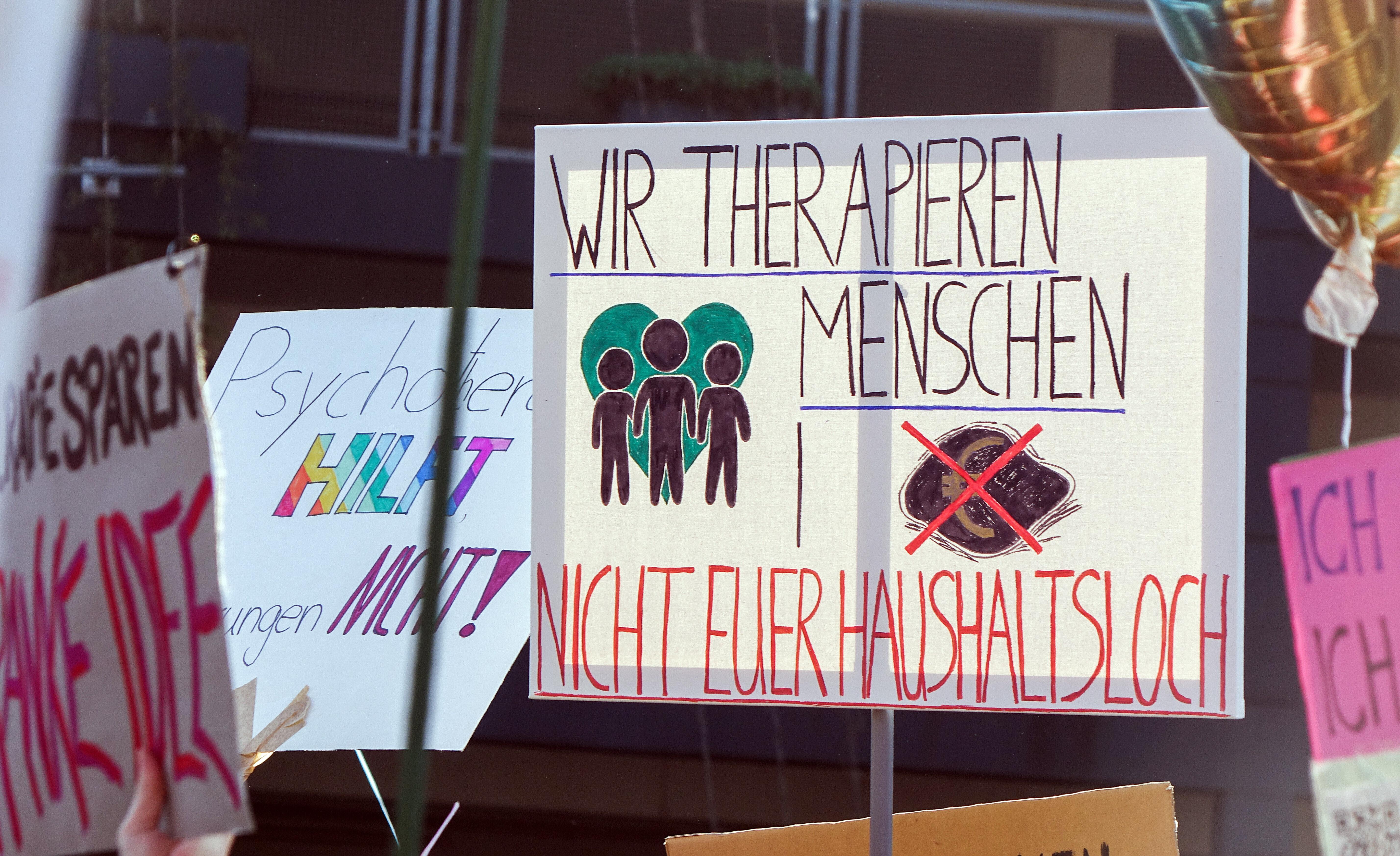 Transparente auf der Demonstration zum Thema Honorarkürzungen in der Psychotherapie, hier vor dem Landtag in Düsseldorf am 19.03.2026