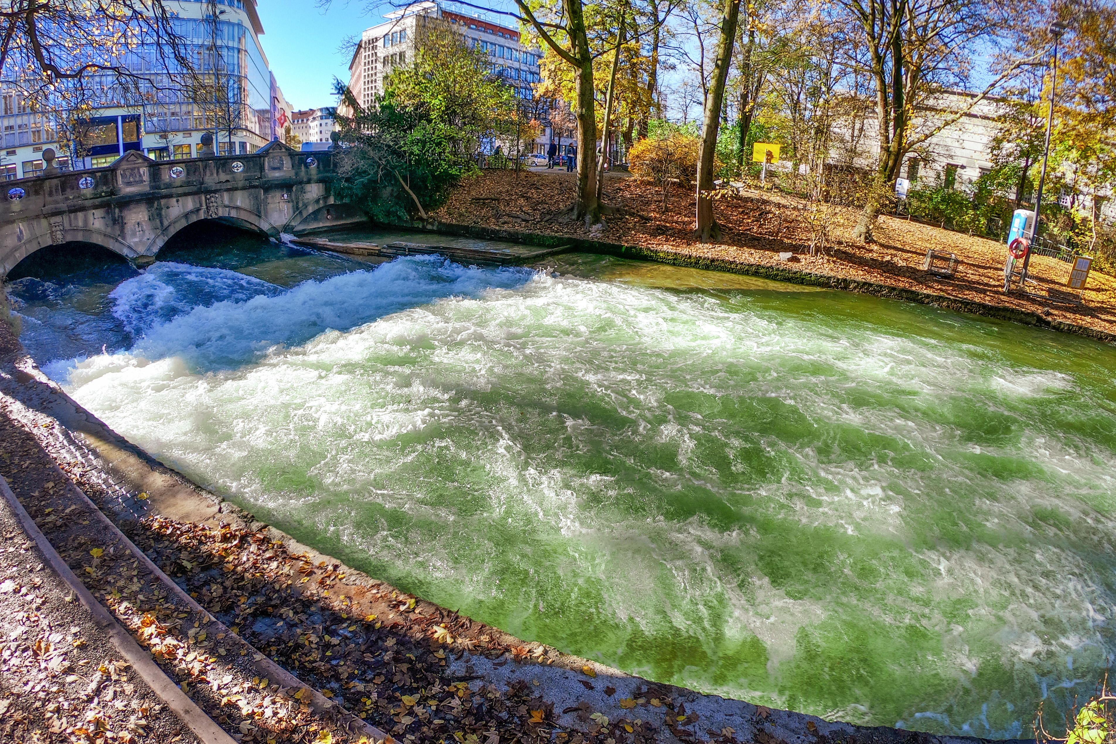 Die Eisbachwelle am Dienstag: Mit gewohntem Pegel, ohne gewohnte Welle.