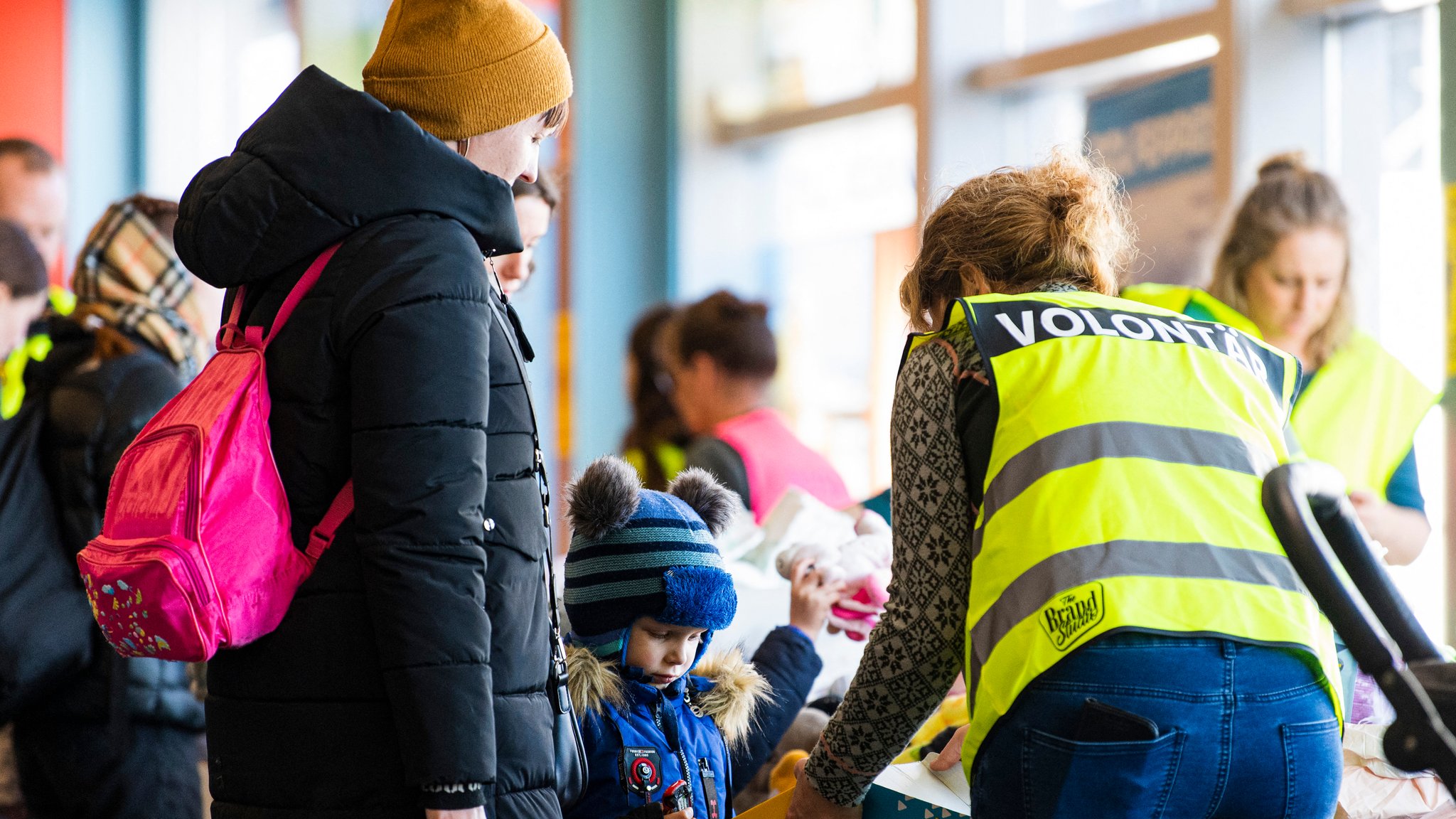 Freiwillige Helfer verteilen am 15. März 2022 in einer Willkommens- und Informationshalle im Hafen von Nynashamn, etwa 60 km südlich von Stockholm, Schweden, Artikel des täglichen Bedarfs und Informationen an ankommende ukrainische Flüchtlinge.