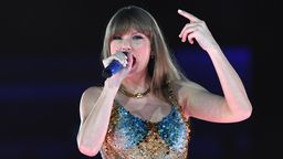 Hat es gegen viele Widerstände bis ganz nach oben geschafft: Taylor Swift im funkelnden Pailetten-Badeanzug bei einem Auftritt in Sydney am 23. Februar 2024. | Bild:picture alliance / ZUMAPRESS.com | Danish Ravi