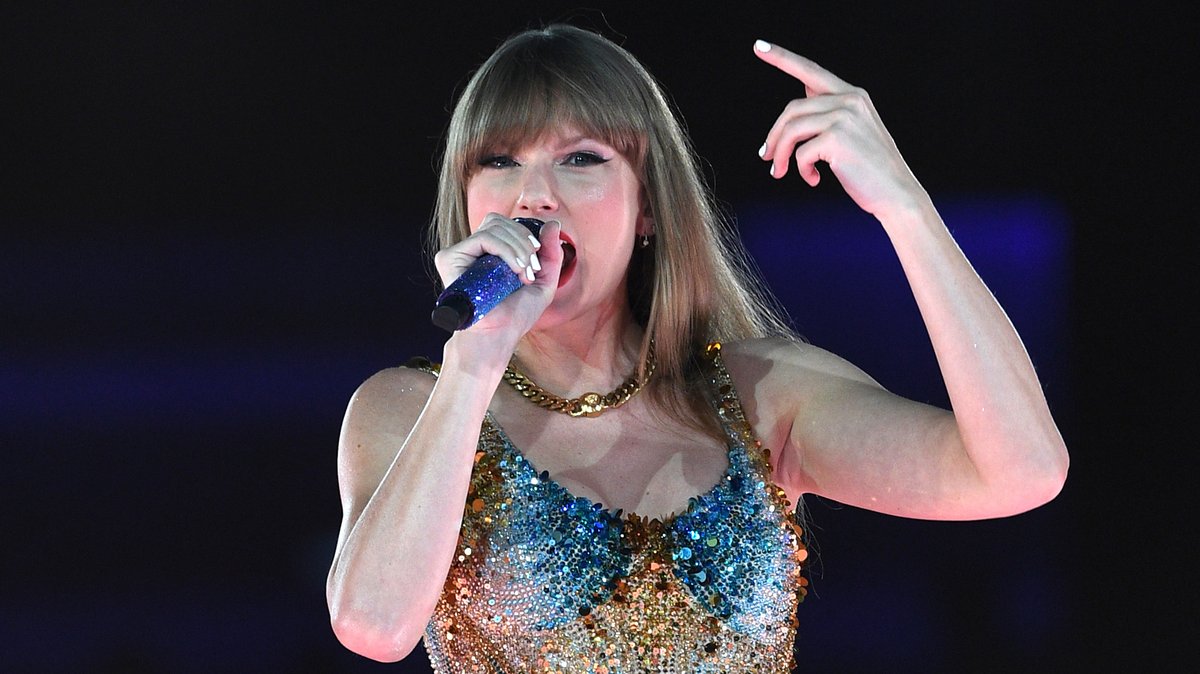 Hat es gegen viele Widerstände bis ganz nach oben geschafft: Taylor Swift im funkelnden Pailetten-Badeanzug bei einem Auftritt in Sydney am 23. Februar 2024.