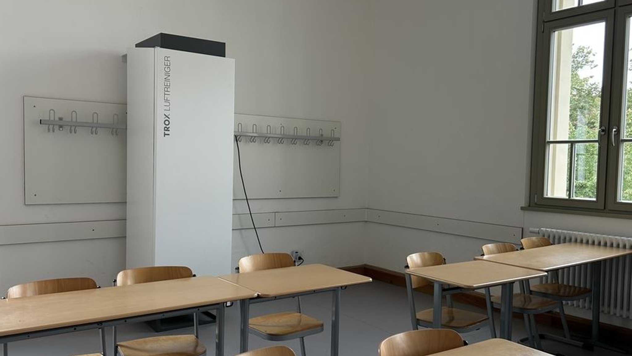 Ein Luftreinigungsgerät in einem Klassenzimmer im Marie-Therese-Gymnasium in Erlangen | Bild: BR24/Michael Reiner Ein Luftreinigungsgerät in einem Klassenzimmer im Marie-Therese-Gymnasium in Erlangen
