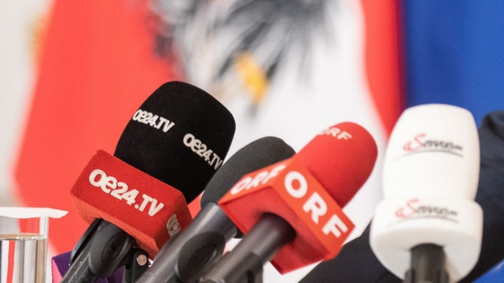 Mikrofone sind bei einer Pressekonferenz in Wien (Österreich) zu sehen.