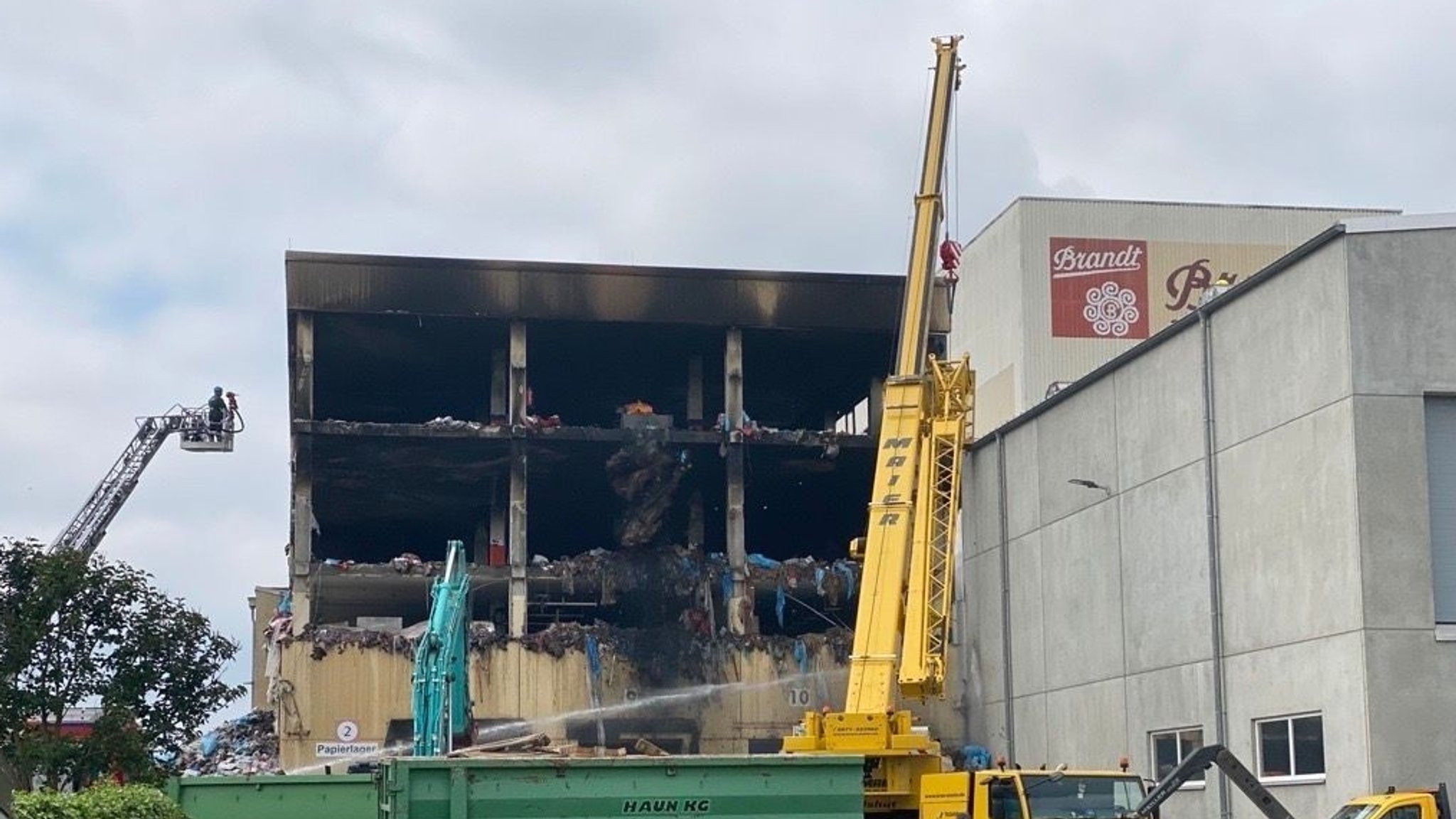 Nach Großbrand bei Brandt Schokoladen: Feuerwehr-Einsatz beendet