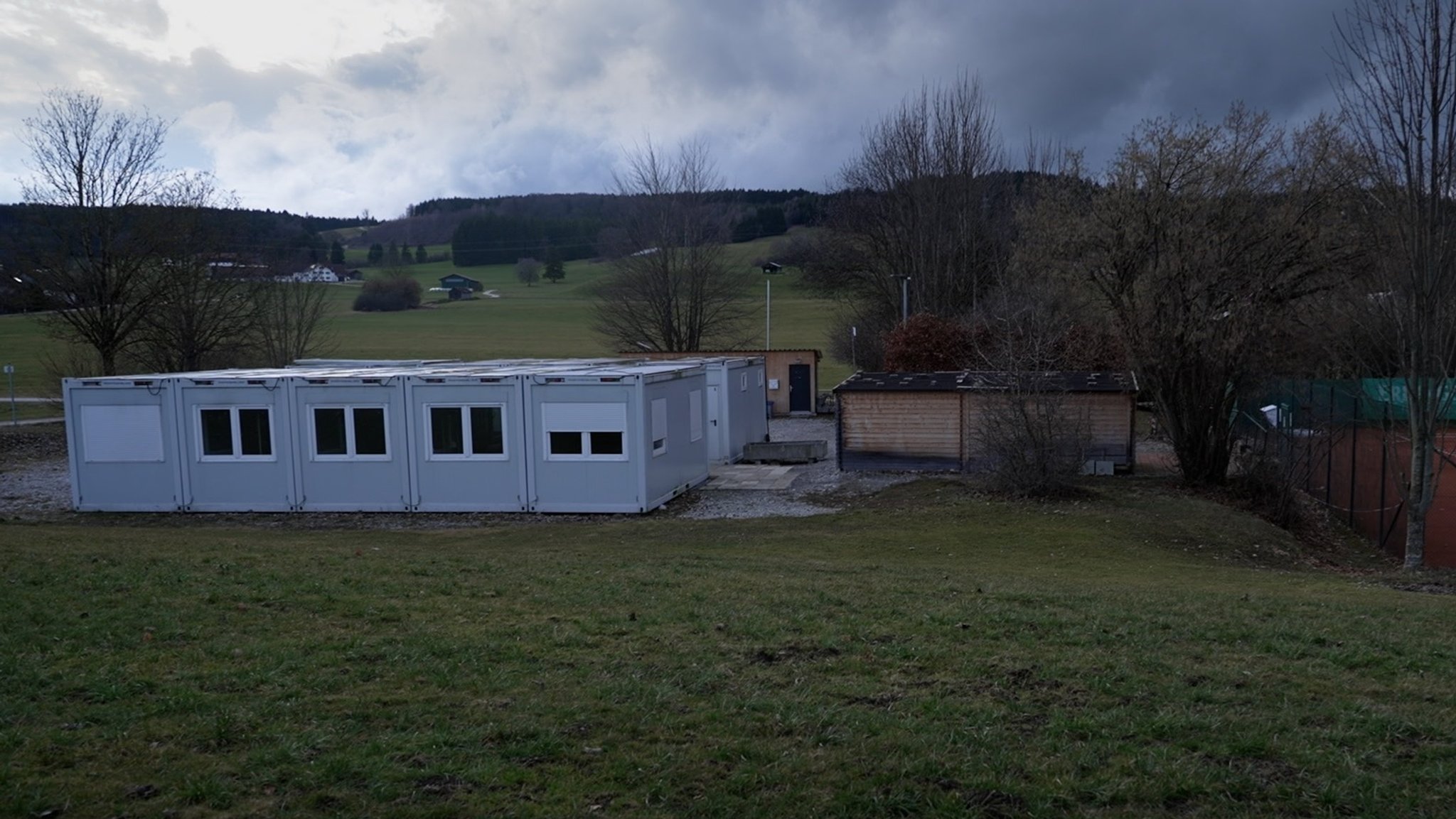 Die Anlage des TSV Oberbeuren mit Containern und Tennisplätzen. | Bild: BR/ Anton Kästner Die Anlage des TSV Oberbeuren mit Containern und Tennisplätzen.