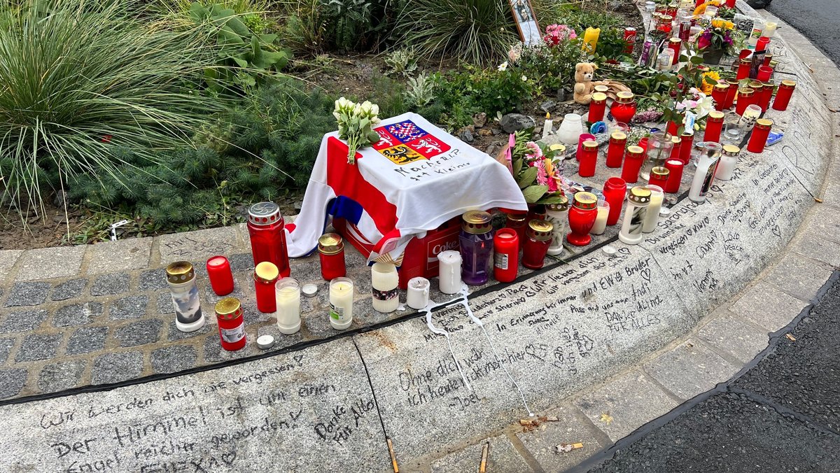 Blumen und Kerzen nahe des Tatorts der tödlichen Messerangriff in Würzburg.