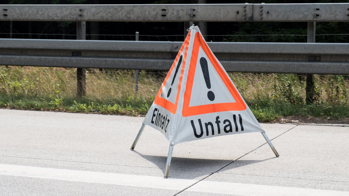 Ein Warnschild mit der Aufschrift "Unfall" auf dem Standstreifen einer Autobahn