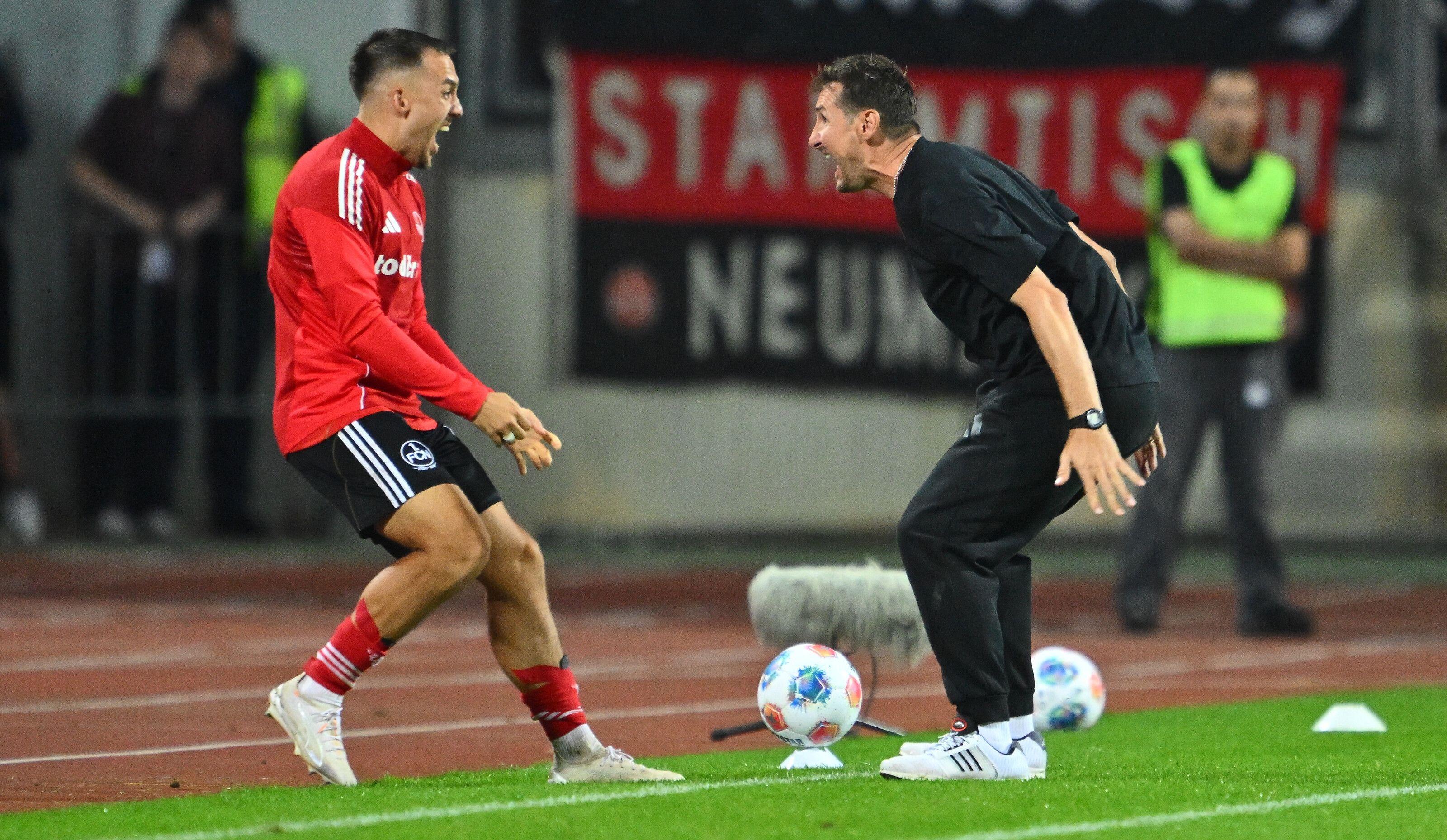 Trainer Miroslav Klose (r.) und Julian Justvan