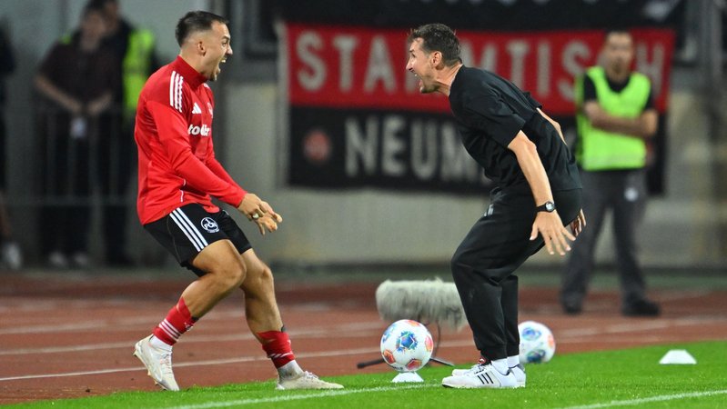 Trainer Miroslav Klose (r.) und Julian Justvan | Bild: picture-alliance/dpa Trainer Miroslav Klose (r.) und Julian Justvan