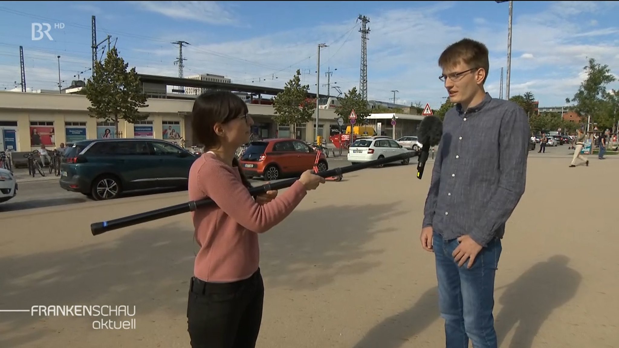 BR-Reporterin Tina Wenzel im Gespräch.