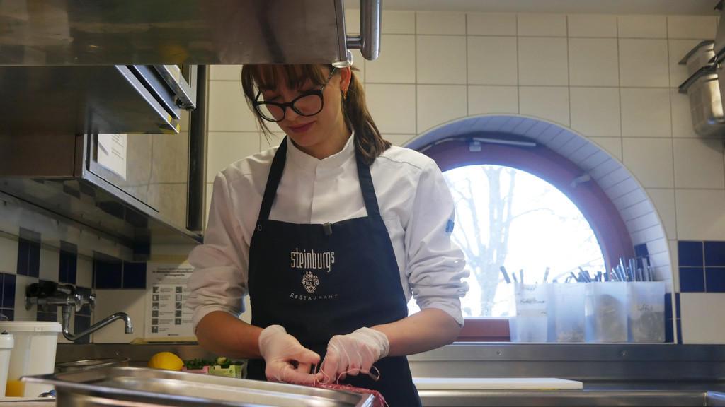 Conny Lea Kraus bindet während ihrer Ausbildung zur Köchin ein Roastbeef. 