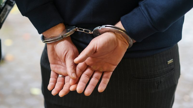 Ein Mann in Handschellen | Bild: picture alliance/dpa | Christoph Reichwein Ein Mann in Handschellen