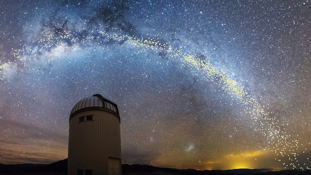 Das Panorama zeigt die Milchstraße und das helle Band der Cepheiden-Sterne, die mit OGLE, dem Experiment der Universität Warschau, entdeckt wurden. 