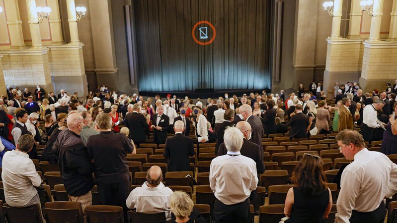 Blick in den Festspielsaal bei der Eröffnung der Bayreuther Richard-Wagner-Festspiele im Festspielhaus auf dem Grünen Hügel. | Bild: dpa-Bildfunk/Daniel Löb Blick in den Festspielsaal bei der Eröffnung der Bayreuther Richard-Wagner-Festspiele im Festspielhaus auf dem Grünen Hügel.