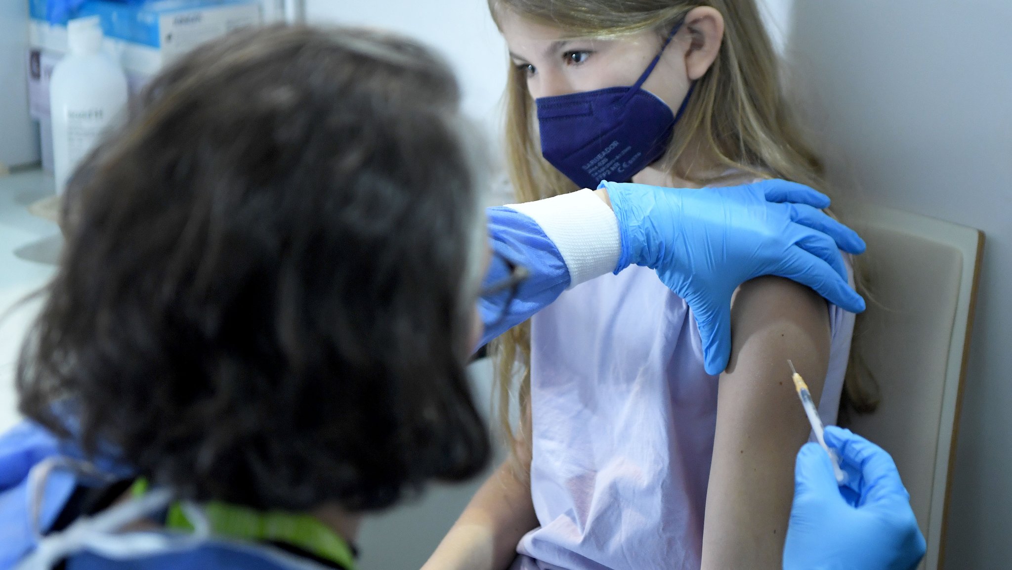 ÖSTERREICH: Ein Mädchen bei seiner ersten Corona-Impfung am Montag, 15. November 2021, in Wien. Im Austria Center Vienna in Wien geht die österreichweit erste Impfstraße für Kinder zwischen fünf und elf Jahren in Betrieb. | Bild: picture alliance / ROLAND SCHLAGER / APA / picturedesk.com | ROLAND SCHLAGER ÖSTERREICH: Ein Mädchen bei seiner ersten Corona-Impfung am Montag, 15. November 2021, in Wien. Im Austria Center Vienna in Wien geht die österreichweit erste Impfstraße für Kinder zwischen fünf und elf Jahren in Betrieb.