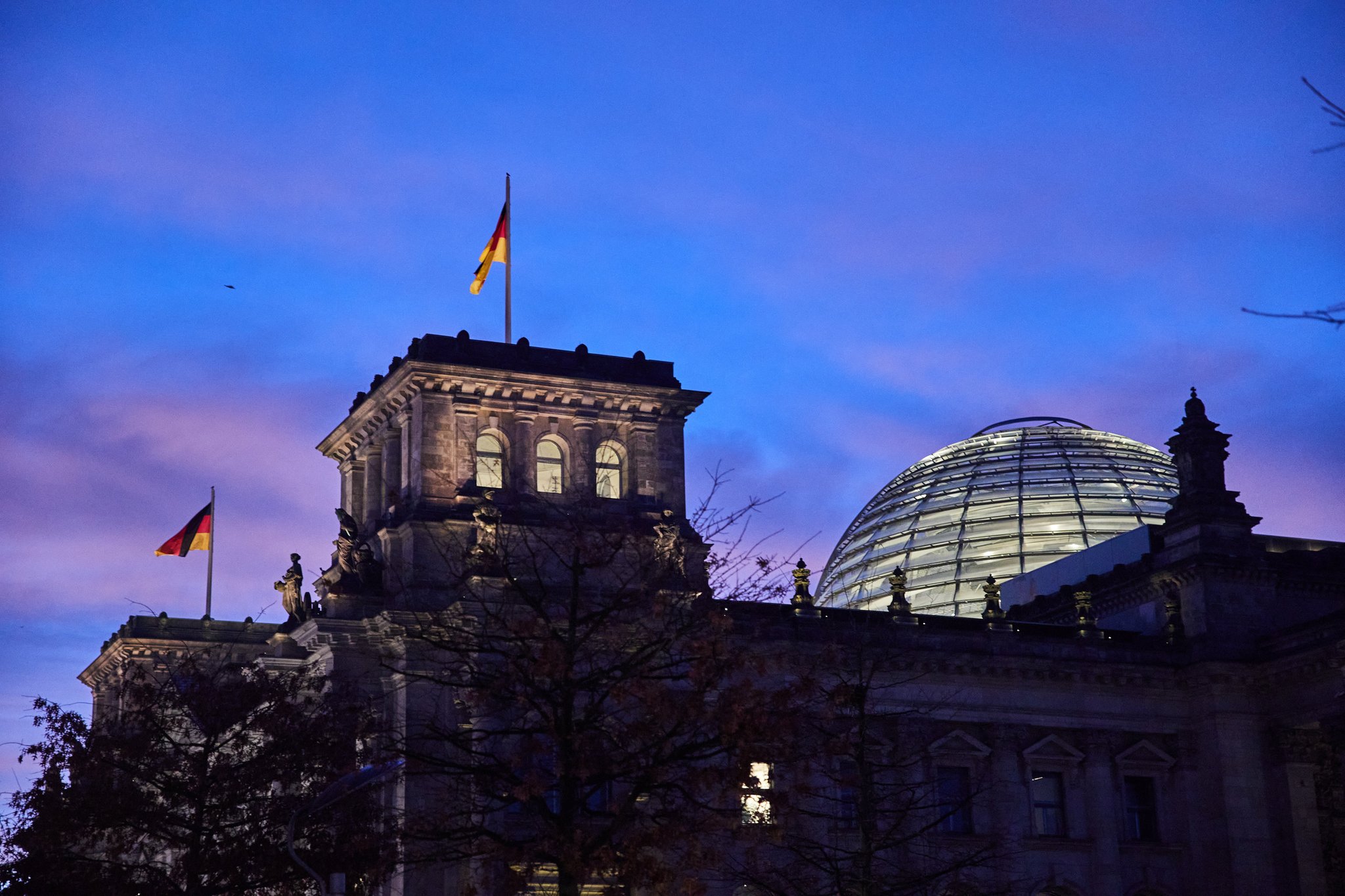 24.02.2025, Berlin: Blick am frühen Morgen auf das Reichstagsgebäude. Gestern wurde ein neuer Bundestag gewählt.