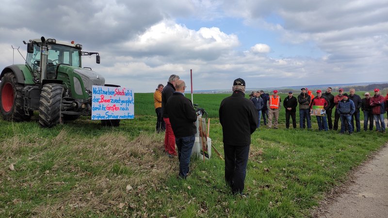 Bauernverband und Landwirte kritisieren an einer Grundwasser-Messstelle in Geldersheim die im Dezember 2022 ausgewiesenen "Roten Gebiete" und fordern mehr Messstellen.