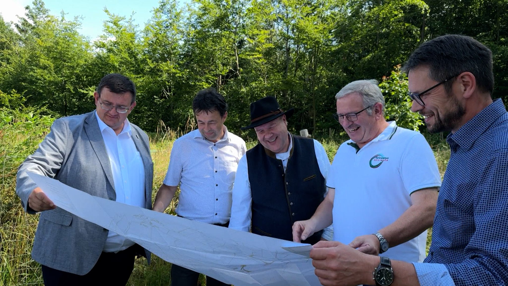 Die Bürgermeister und Planer der vier Gemeinden gehen die Windkraft-Pläne durch.