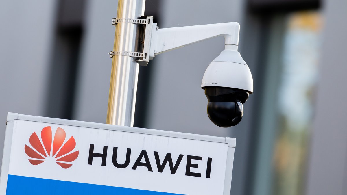 Überwachungskamera vor Huawei-Zenterale