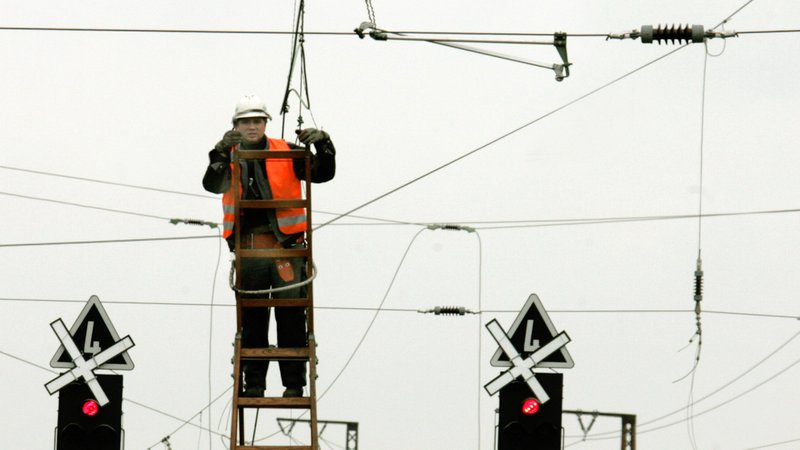 Arbeiter mit Oberleitungen | Bild: picture-alliance/ ZB | Waltraud Grubitzsch Arbeiter mit Oberleitungen