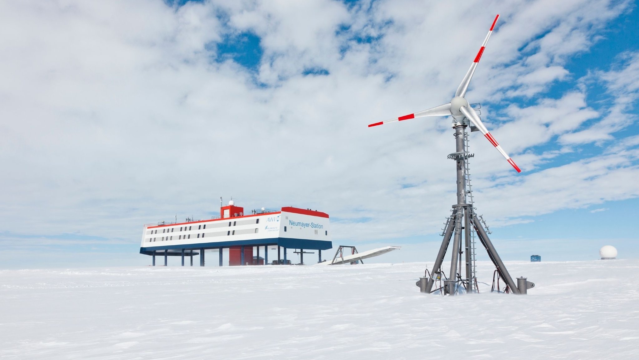 Die Polar-Forschungsstation Neumayer III. in der Antarktis, daneben steht ein Windrad.