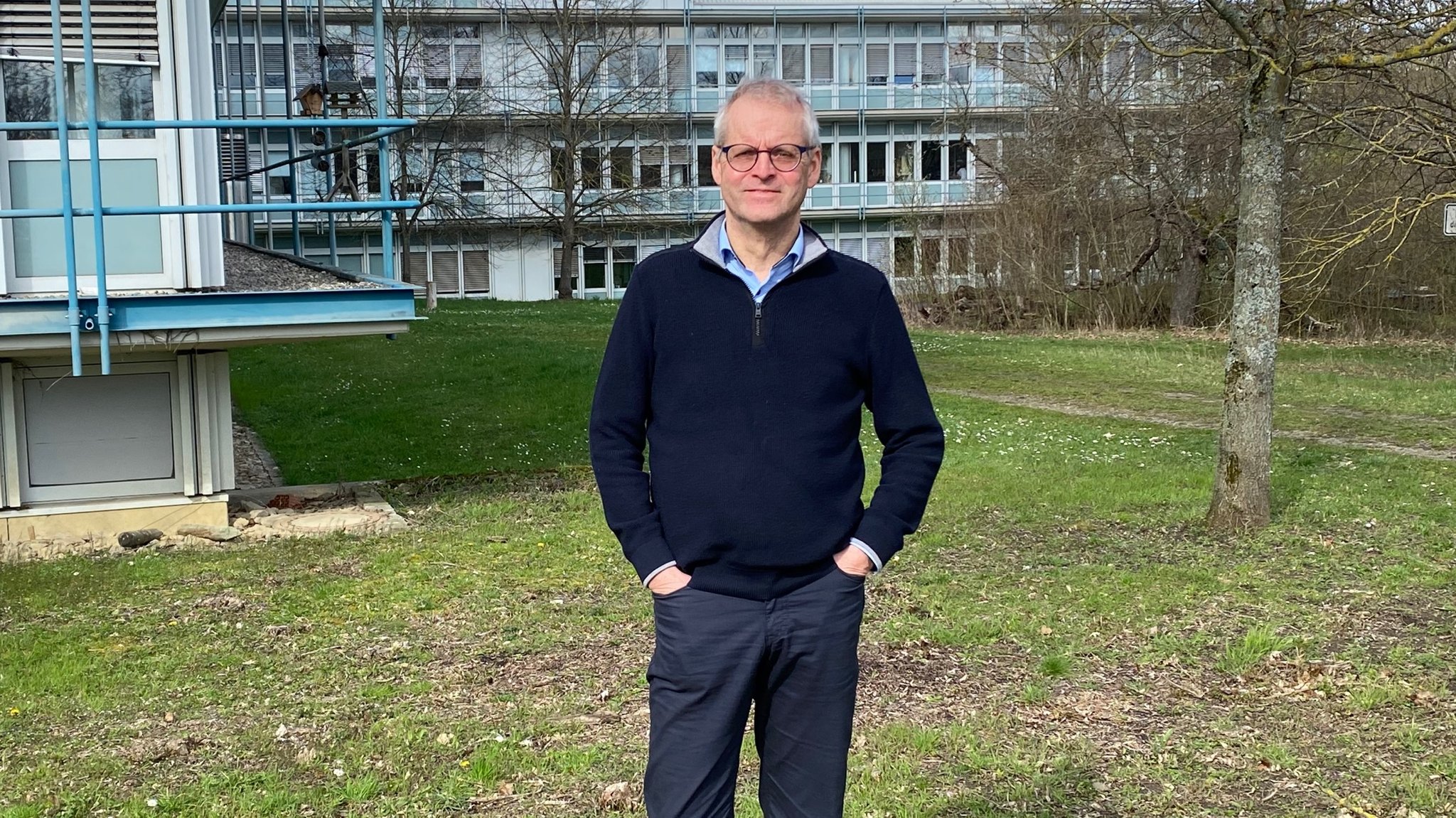 Prof. Martin Eilers vor der Würzburger Universität