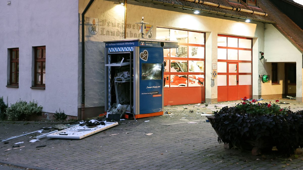 Ein gesprengter Geldautomat in Laudenbach (Lkr. Miltenberg).